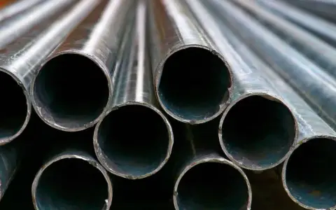 Tubos de acero galvanizado apilados. Aunque el acero galvanizado se oxida, su recubrimiento protector ayuda a prevenir la corrosión.