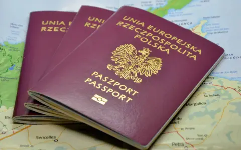 Trzy polskie paszporty leżą na mapie. Czy do Anglii potrzebny jest paszport? Tak, jeśli nie jesteś obywatelem UE.