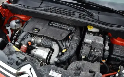 Silnik 1.6 HDI w samochodzie, widok komory silnika z turbosprężarką i przewodami.