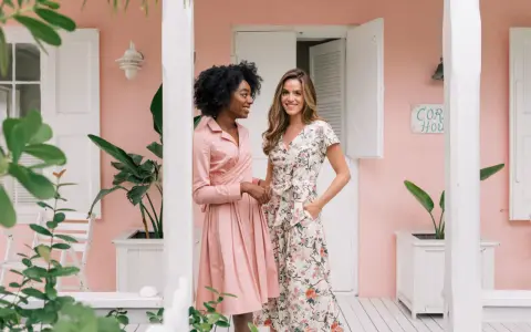 Dos mujeres con vestidos florales y rosados, perfectos para un look smart casual mujer boda.
