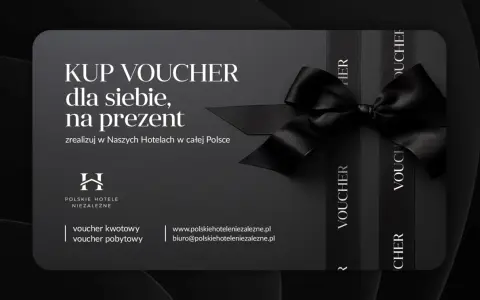 Elegancki voucher na pobyt w hotelu, ozdobiony czarną wstążką. Idealny prezent dla bliskich.