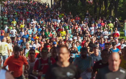 Tysiące biegaczy na maratonie. Taka impreza masowa od ilu osób? Od kilkuset, a tu są ich tysiące!