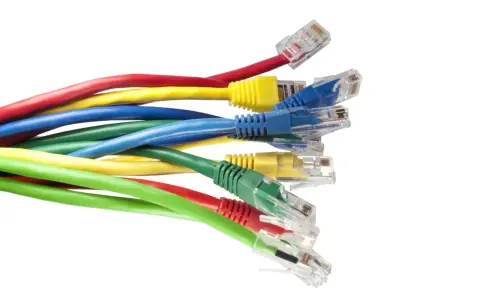 En bunt färgglada nätverkskablar, var och en 5 meter lång, med RJ45-kontakter.