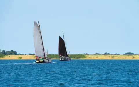Zwei Segelschiffe auf dem Wasser, ein klassisches Erlebnis beim Segeln in Zeeland.