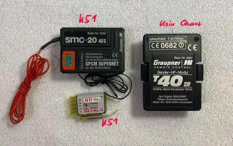 Zwei RC-Sender-Module, eines für das 40-MHz-Band, das andere ein Graupner T40 FMsss.