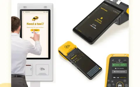 Mann bucht per Touchscreen einen Taxi-Butler. Mehrere Geräte zeigen Buchungsbestätigung und Taxi-Status.