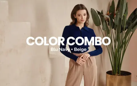 Modello con maglia blu navy e pantaloni beige. Il color combo beige e azzurro stanno bene insieme, creando un look elegante.