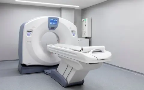 Nowoczesny tomograf komputerowy w gabinecie medycznym. Pamiętaj, ile godzin przed tomografią nie jeść, by badanie było dokładne.