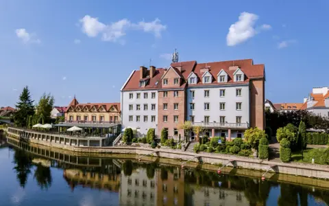 Idealne miejsce, gdzie na Mazury we dwoje. Hotel nad wodą z tarasem i pięknym widokiem.