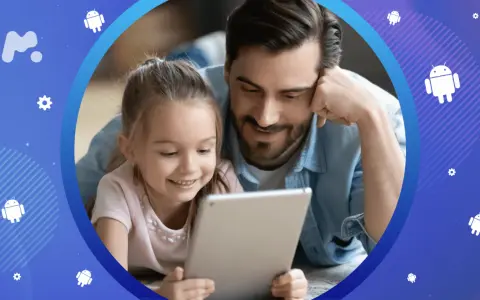Ojciec i córka patrzą na tablet. Dowiedz się, jak zablokować internet w telefonie dziecka, by zapewnić mu bezpieczeństwo online.