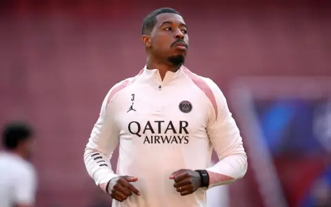 Piłkarz PSG, Kimpembe, w beżowej bluzie z logo Qatar Airways i numerem 3.