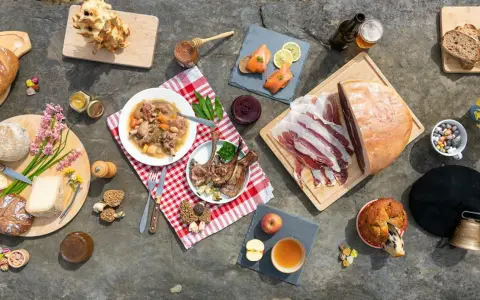 Un festin de spécialités pyrénéennes : charcuterie, fromages, gibier, pain, miel, et douceurs.