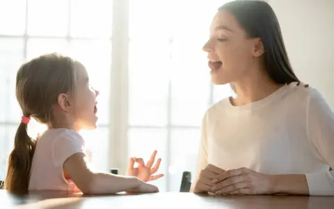 Mama uczy córkę mówić, a dziecko zaczyna rozumieć co się do niego mówi.