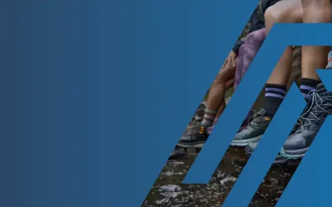 Personas con botas de montaña Hoka, perfectas para tu próxima aventura. Consulta la **guía tallas Hoka** para encontrar tu ajuste ideal.