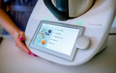 Bezpieczny transport Thermomixa: tryb transportu, auto, samolot