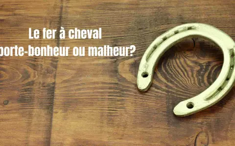 Un fer à cheval à l'envers, symbole de chance ou de malchance, repose sur un fond en bois.