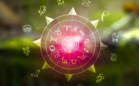 Okrąg zodiaku z symbolami, w tym lew i strzelec, na tle zieleni.