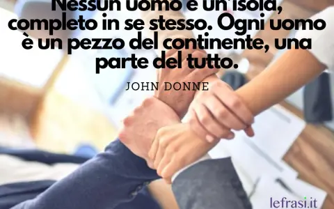 Mani unite in un gesto di collaborazione, con la citazione "Nessun uomo è un'isola..." che ispira frasi motivazionali lavoro di squadra.