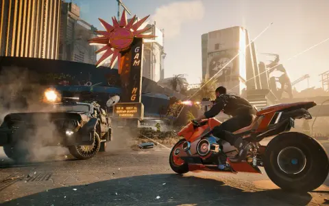 Postapokaliptyczna scena z gry Cyberpunk 2077: mężczyzna na motocyklu strzela do samochodu w futurystycznym mieście.