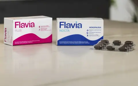 Cajas de Flavia PLUS y NOCTA, complementos alimenticios con vitaminas para el cansancio en la menopausia.