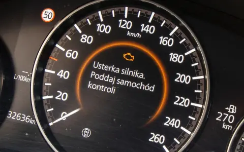 Na desce rozdzielczej świeci się kontrolka "usterka silnika", wskazując tryb awaryjny w samochodzie.