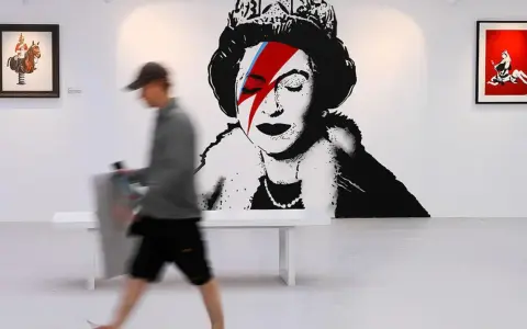 W galerii sztuki widzimy słynne dzieła Banksy'ego: portret królowej z błyskawicą na oku, nawiązującą do Davida Bowiego, oraz inne prace.