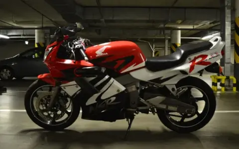 Pojemność baku Honda NSR 125 - co musisz wiedzieć przed zakupem