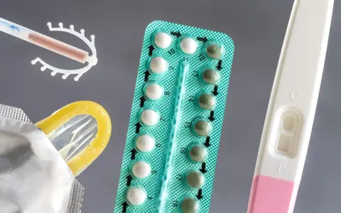 Różnorodne metody antykoncepcji dla kobiet: wkładka domaciczna, prezerwatywa, tabletki antykoncepcyjne i test ciążowy.