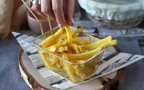 Chrupiące frytki z frytkownicy, idealne do szybkich przekąsek. Szukasz inspiracji? Sprawdź nasze airfryer przepisy po polsku!