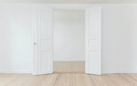 Vita dörrar står öppna mot ett ljust rum. Perfekt för att måla lister och ge hemmet ett lyft.