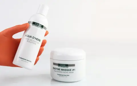 Szukasz dmk kosmetyki gdzie kupić? Na zdjęciu widać Aqua D'Herb i Enzyme Masque #1 od DMK.