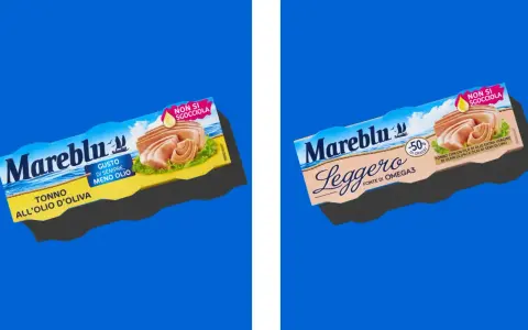 Due scatolette di tonno Mareblu, una all'olio d'oliva e l'altra "Leggero", con immagini di questa specie di tonno.