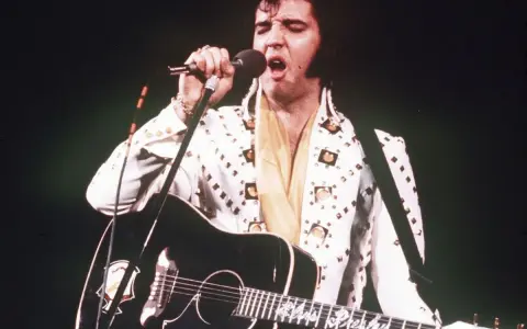 Elvis Presley singt mit Gitarre, trotz seiner bekannten elvis presley krankheit.