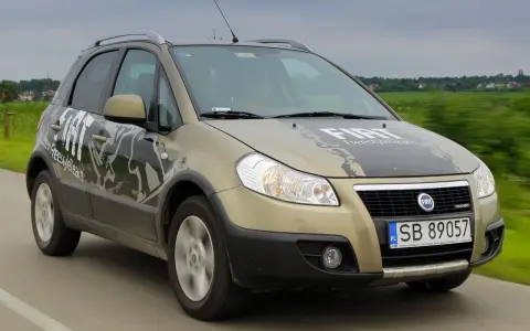 Złoty Fiat Sedici FreestyleTeam w ruchu. Wiele osób szuka opinii o tym modelu.