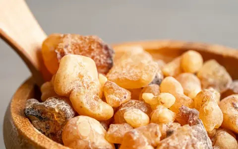 Holzschale mit Weihrauchharz. Die Weihrauch Wirkung ist vielfältig, von beruhigend bis entzündungshemmend.