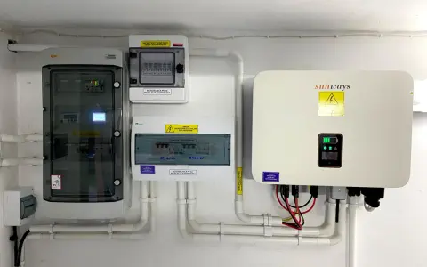 Instalacja fotowoltaiczna z falownikiem Sunways i rozdzielnicami. To serce systemu, które pokazuje, co to jest magazyn energii i jak działa.