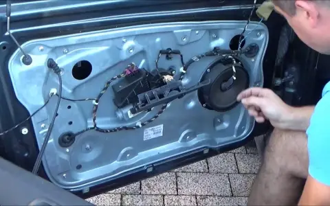 Szyba w Volvo V40 nie działa? Napraw mechanizm: Poradnik i Koszty