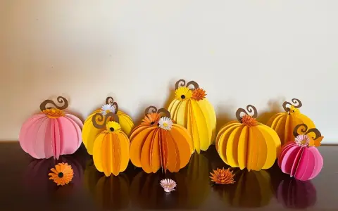 Pyssla halloween med söta papperspumpor i rosa och gult. Perfekt för höstmyset!
