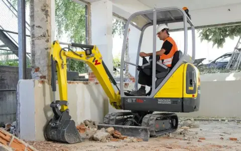 Ile kosztuje mini koparka? Poznaj ceny i uniknij niepotrzebnych wydatków