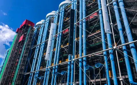 Widok z dołu na kolorowe rury i konstrukcję budynku Centrum Pompidou w Paryżu.