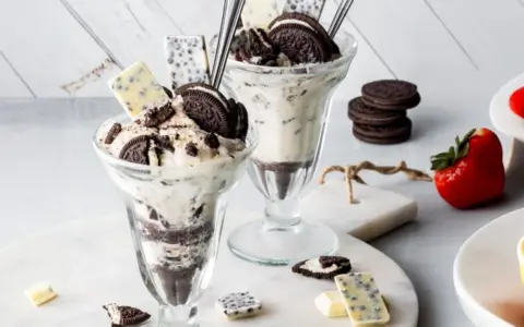 Dwa puchary lodów z kawałkami oreo i białej czekolady. Idealne na deser, gdy masz ochotę na oreo ciastka.