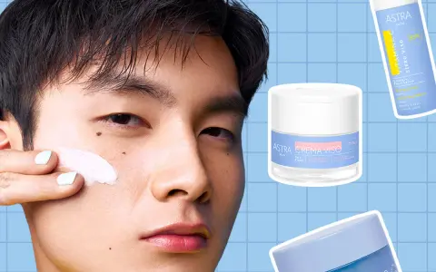 Uomo applica crema viso. Accanto, siero Vitamina C e creme Astra. Scegliere di usare siero senza crema per una routine leggera.