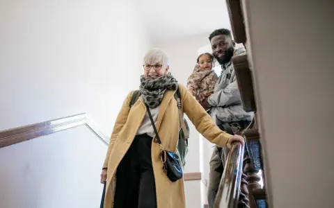 Glückliche Familie auf Treppe, die sich auf den Weg macht. Mit Ehe-Rechtsschutz ohne Wartezeit sind sie für alles gerüstet.