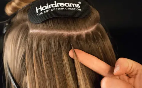 Nahaufnahme einer Haarverlängerung von Hairdreams. Informiere dich über die Hairdreams Extensions Preise für volles Haar.