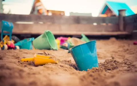 Jouets de plage dans le sable, prêts pour une demande de stage pratique BAFA.