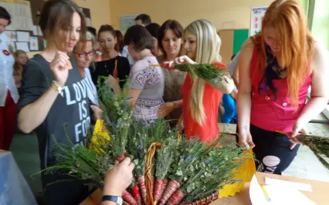 Grupa kobiet tworzy bukiety z ziół, przechodząc od tradycyjnej magii do psychotroniki.