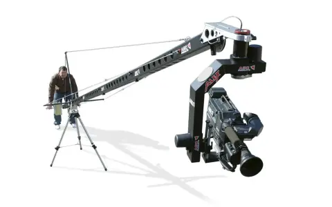Un uomo manovra un braccio mobile per riprese cinematografiche, un vero crane per il cinema, con una telecamera professionale montata.