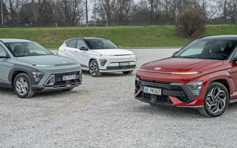 Trzy nowe Hyundai w różnych kolorach: zielony, biały i czerwony, zaparkowane na żwirowym placu.