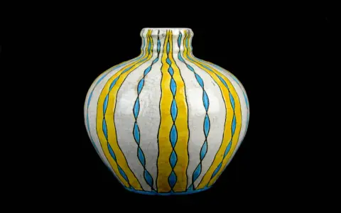 Vase en céramique aux rayures jaunes et bleues, style Charles Catteau, avec un craquelé fin.