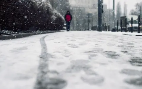 Czym posypywać chodniki zimą, aby uniknąć niebezpiecznych poślizgów?